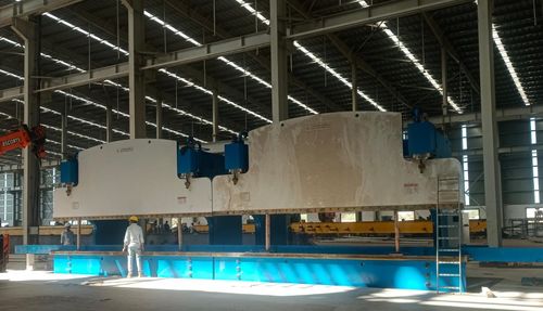 完全に13mライトポールラインは,インドで2WE67K-1200-6500タンデムプレスブレーキを含む ((KPグリーンエンジニアリング)