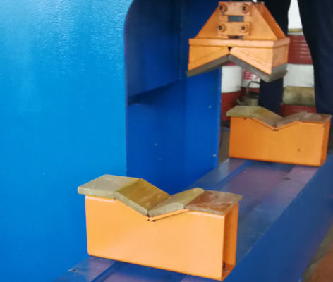 機械JZ-30-4000をまっすぐにしている街灯柱