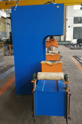 機械JZ-63-4000をまっすぐにしているポーランド人