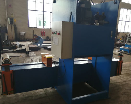 機械JZ-80-5000をまっすぐにしているポーランド人