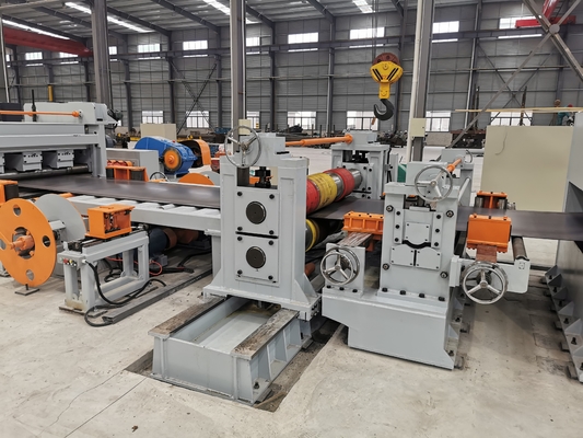 8m 街灯柱を長さラインにカット テーパースリットライン