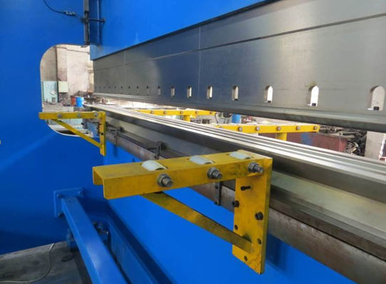重量金属加工用CNC液圧プレスブレーキ 400Lオイルタンク容量200Tマックス.圧力と調整可能なストローク