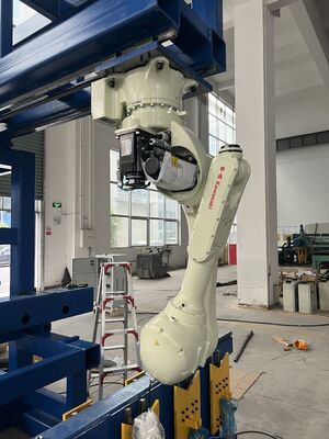 白によって自動化されるロボティック溶接機のロボティック レーザ溶接