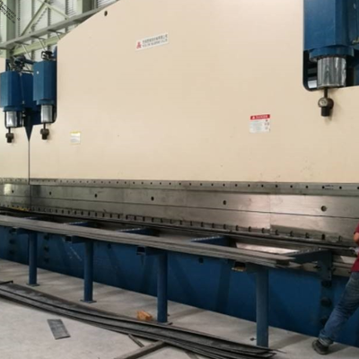 DELEM DA53T CNCシステムを搭載した、作業力320トン、テーブル長6000mmのCNCタンデム油圧プレスブレーキ