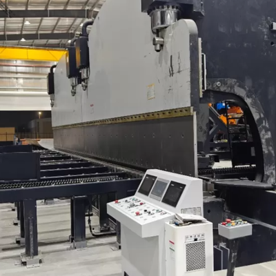 重量 2×650Tn 7M CNC タンドムプレスブレーキ 長角型トーパー&オクタゴナルライトポール生産