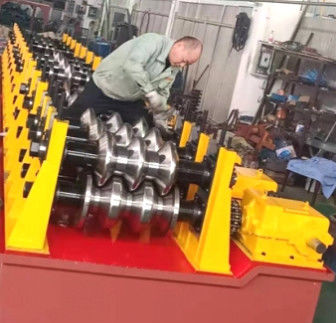 機械を形作る2つの波および3つの波のハイウェーのガードレール ロール