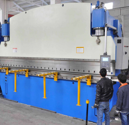 CNC 液圧プレス ブレーキ 喉深さ 1000mm ライトポールを作るために